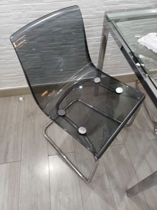 Sillas transparentes de plástico y metal