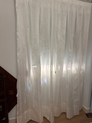Due tende bianche confezionate