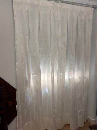 Due tende bianche confezionate