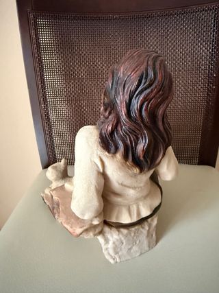 Figura decorativa mujer con perro.