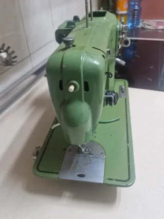 Máquina de coser Refrey verde