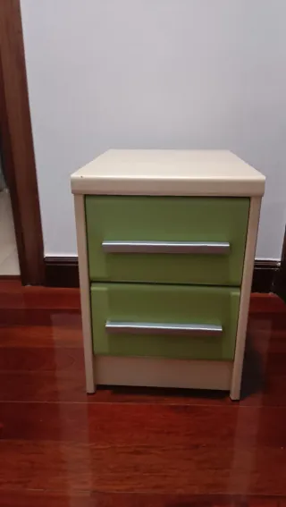 Mesita de noche con 2 cajones