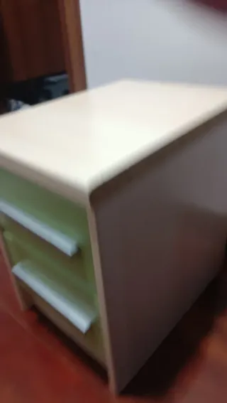 Mesita de noche con 2 cajones