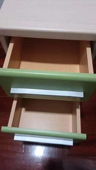 Mesita de noche con 2 cajones