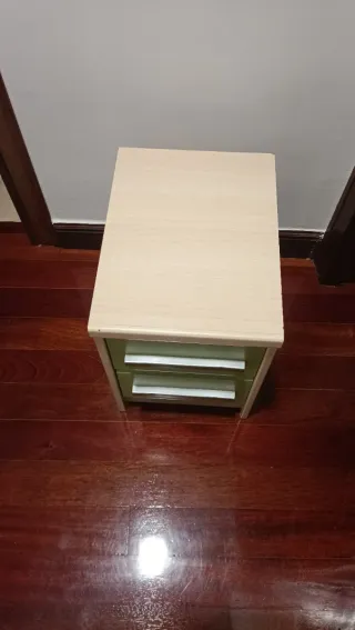 Mesita de noche con 2 cajones