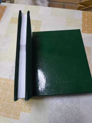 Álbum de fotos y caja verde