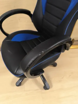 Silla de escritorio negra y azul