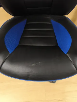 Silla de escritorio negra y azul