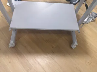 Mesa auxiliar multiusos con ruedas