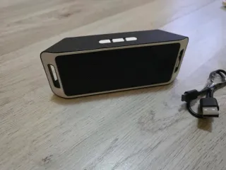 Cassa Bluetooth Nera e Argento.