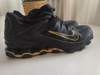 Tenis Nike Negros y Dorados
