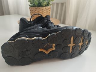 Tenis Nike Negros y Dorados