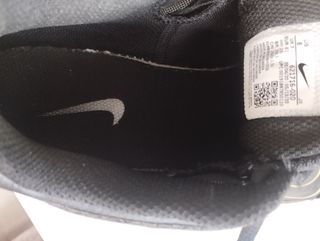 Tenis Nike Negros y Dorados