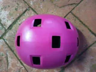 Casco de bicicleta rosa