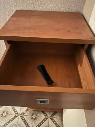 Zapatero de madera marrón