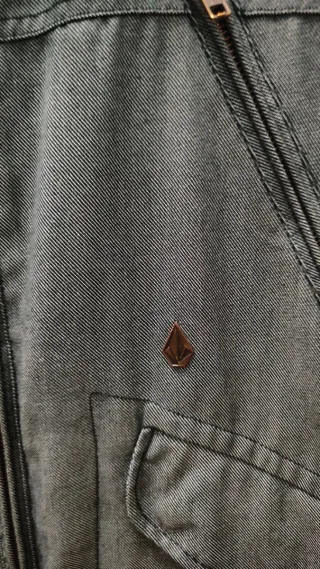 Chaqueta Volcom Gris con Capucha