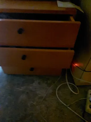 Mesita de noche de madera