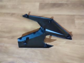 Embellecedor estribera Honda ADV 350 der.