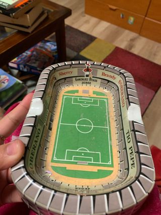 Cenicero de cerámica con diseño de estadio