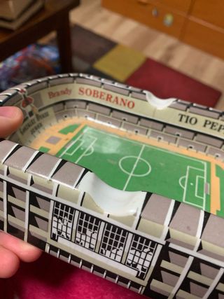 Cenicero de cerámica con diseño de estadio