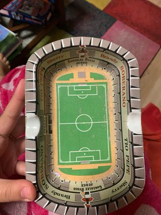 Cenicero de cerámica con diseño de estadio