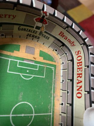 Cenicero de cerámica con diseño de estadio