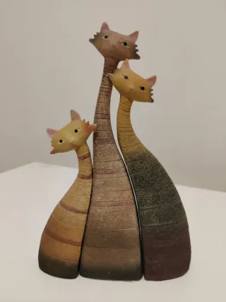 Trío de gatos decorativos de cerámica