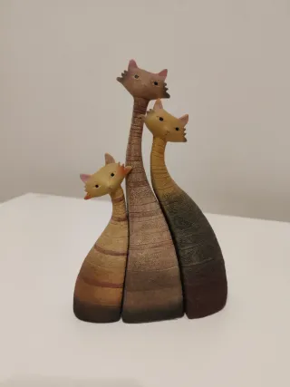 Trío de gatos decorativos de cerámica