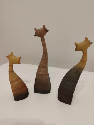 Trío de gatos decorativos de cerámica