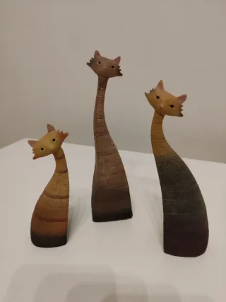 Trío de gatos decorativos de cerámica