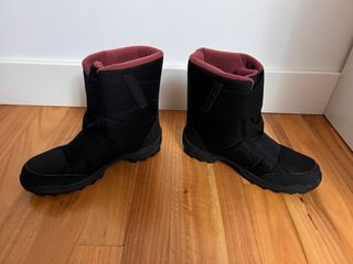 Botas de nieve negras con forro rojo