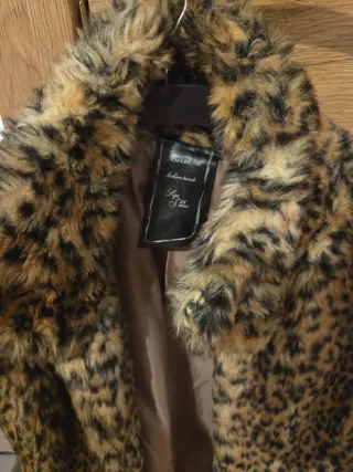 abrigo de pelo leopardo sin mangas