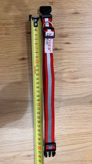 Collare rosso con strisce riflettenti