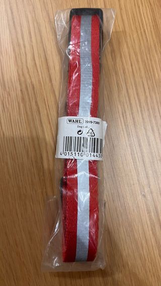 Collare rosso con strisce riflettenti