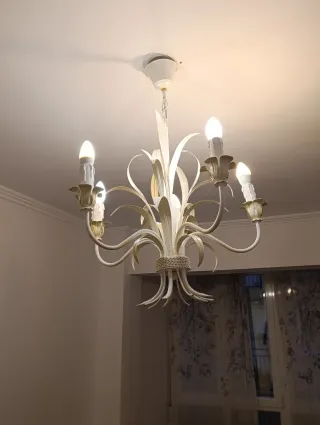 Lámpara de techo dorada y blanca