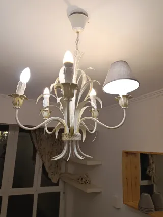 Lámpara de techo dorada y blanca