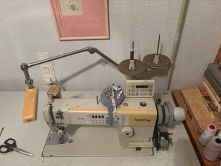 Máquina de coser industrial Brother. Corta hilos