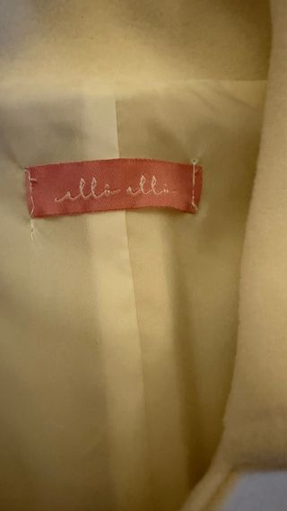 Chaleco beige con bolsillos y cinturón