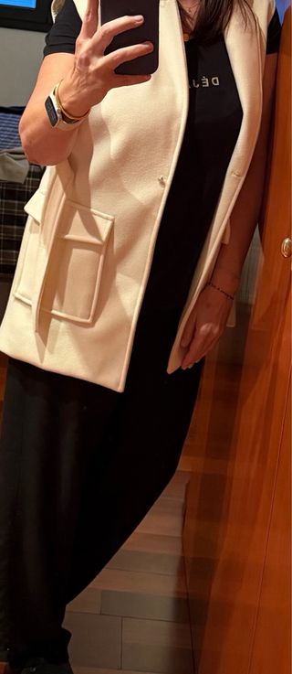Chaleco beige con bolsillos y cinturón