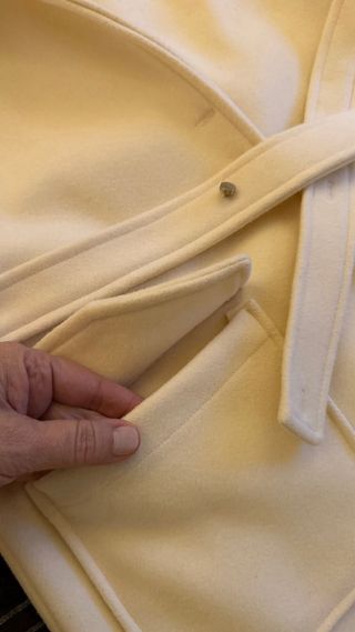 Chaleco beige con bolsillos y cinturón