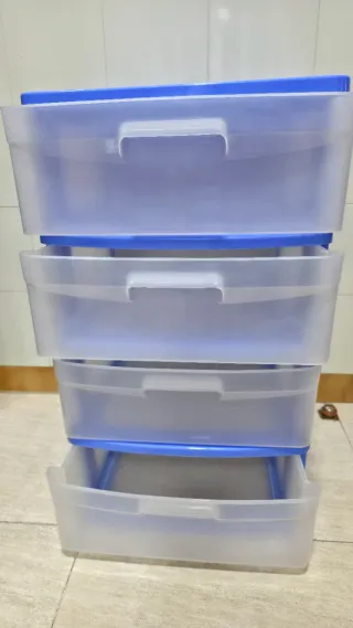 Cajonera de plástico azul y transparente
