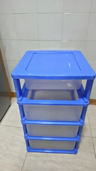 Cajonera de plástico azul y transparente