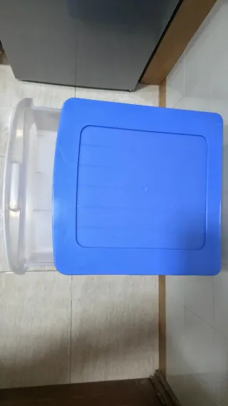 Cajonera de plástico azul y transparente