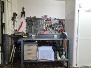 Banco de trabajo profesional con herramientas