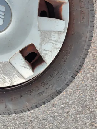 Llantas 14" + neumáticos Seat con tapacubos.