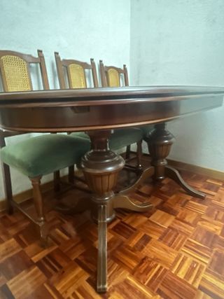 Mesa de comedor ovalada de madera