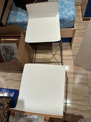 Sillas altas blancas y plateadas