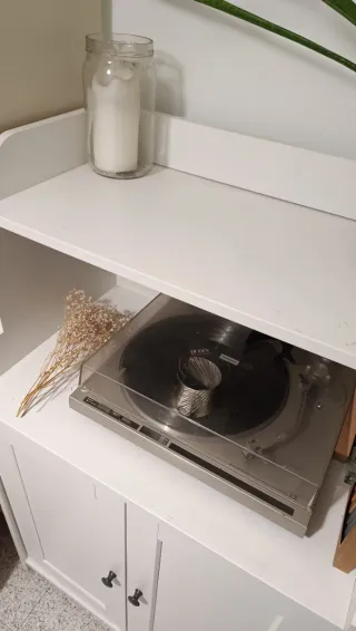 Alacena blanca con puertas