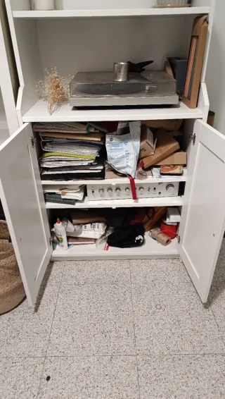 Alacena blanca con puertas