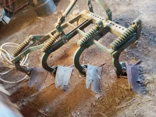 Arado de 4 vertederas desplazable